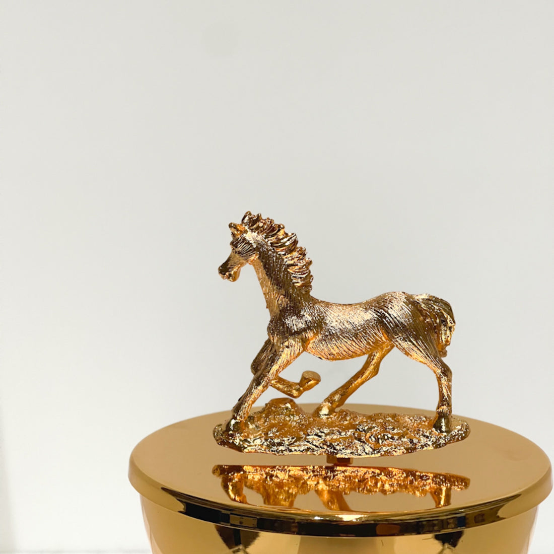 Golden Stallion Luxe Holder – Exquisite Gold-Plated Decorative Dish