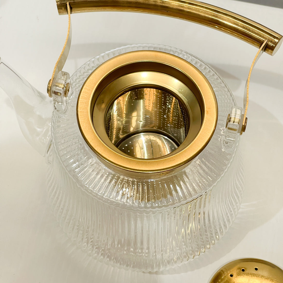 Zarina Ribbed Glass Teapot – Gold Handle