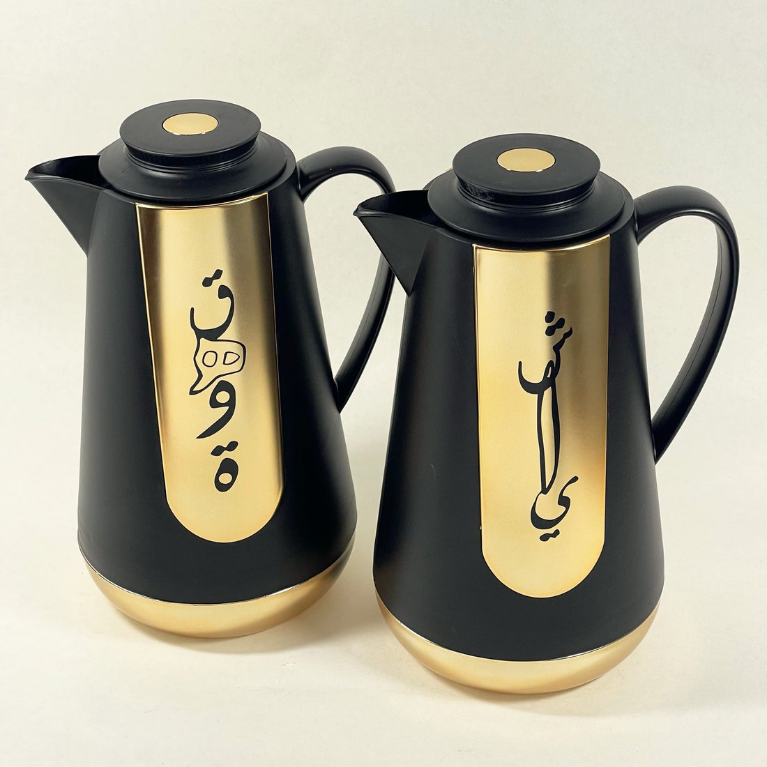 Shai & Qahwa – Arabic Calligraphy Vacuum Flask Set (1L Black)